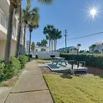 Lovely Destin Condo With Pool Access Walk To Beach!