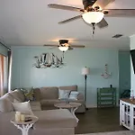 Coastal Hideaway-Pet Friendly-Pool-Tennis-Near Shops!