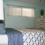 Coastal Hideaway-Pet Friendly-Pool-Tennis-Near Shops!