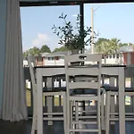 Coastal Hideaway-Pet Friendly-Pool-Tennis-Near Shops!