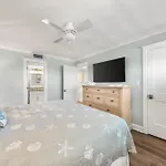 Holiday Surf And Racquet Unit 406
