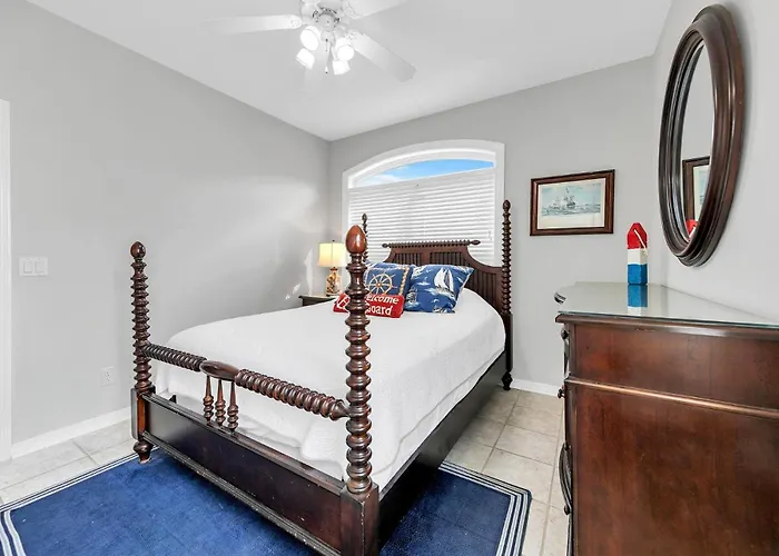 The Spyglass A 5 Bed 3 Bath House That Sleeps 14 And Just 67 Steps From The Beach