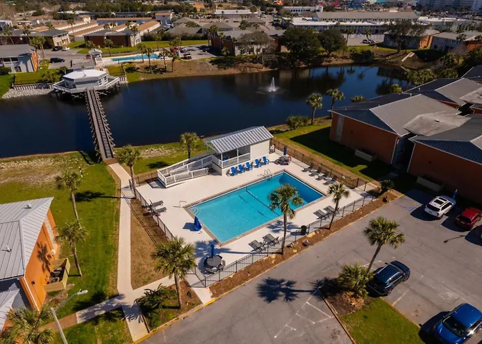 Coastal Hideaway-Pet Friendly-Pool-Tennis-Near Shops!