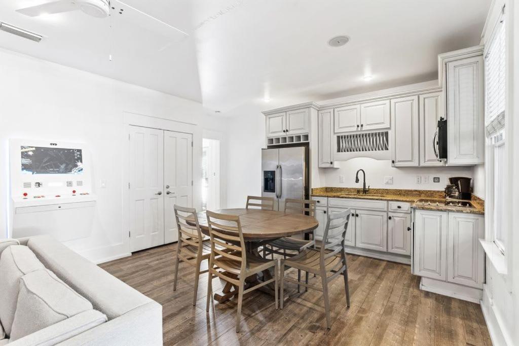 Holiday home 2-story Home, Walk To Beach, Hot Tub, Free Wifi, Pets Ok, Community Pool Access