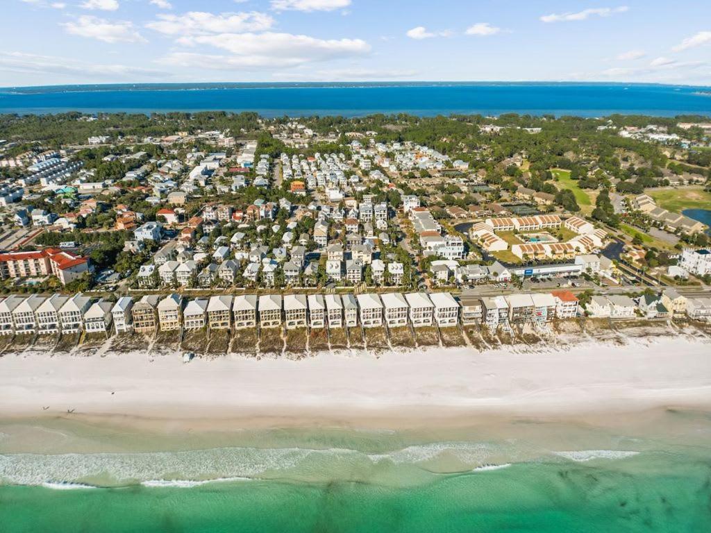 Holiday home 2-story Home, Walk To Beach, Hot Tub, Free Wifi, Pets Ok, Community Pool Access
