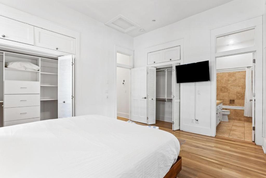2-story Home, Walk To Beach, Hot Tub, Free Wifi, Pets Ok, Community Pool Access *