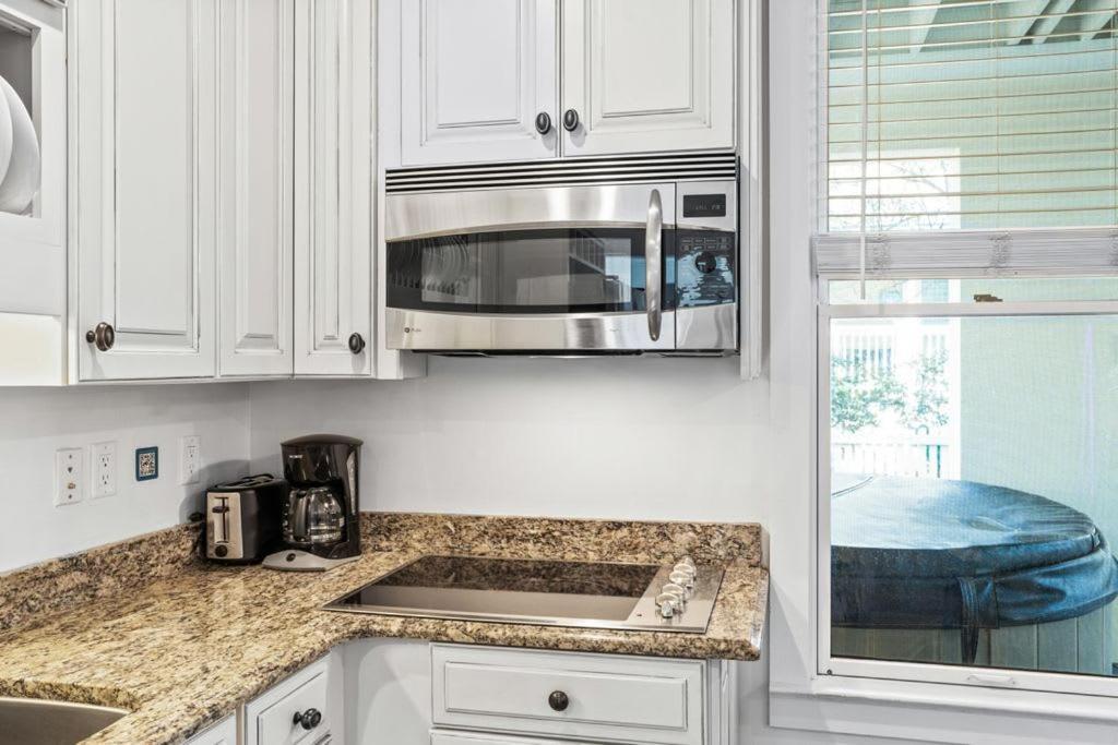 2-story Home, Walk To Beach, Hot Tub, Free Wifi, Pets Ok, Community Pool Access Holiday home