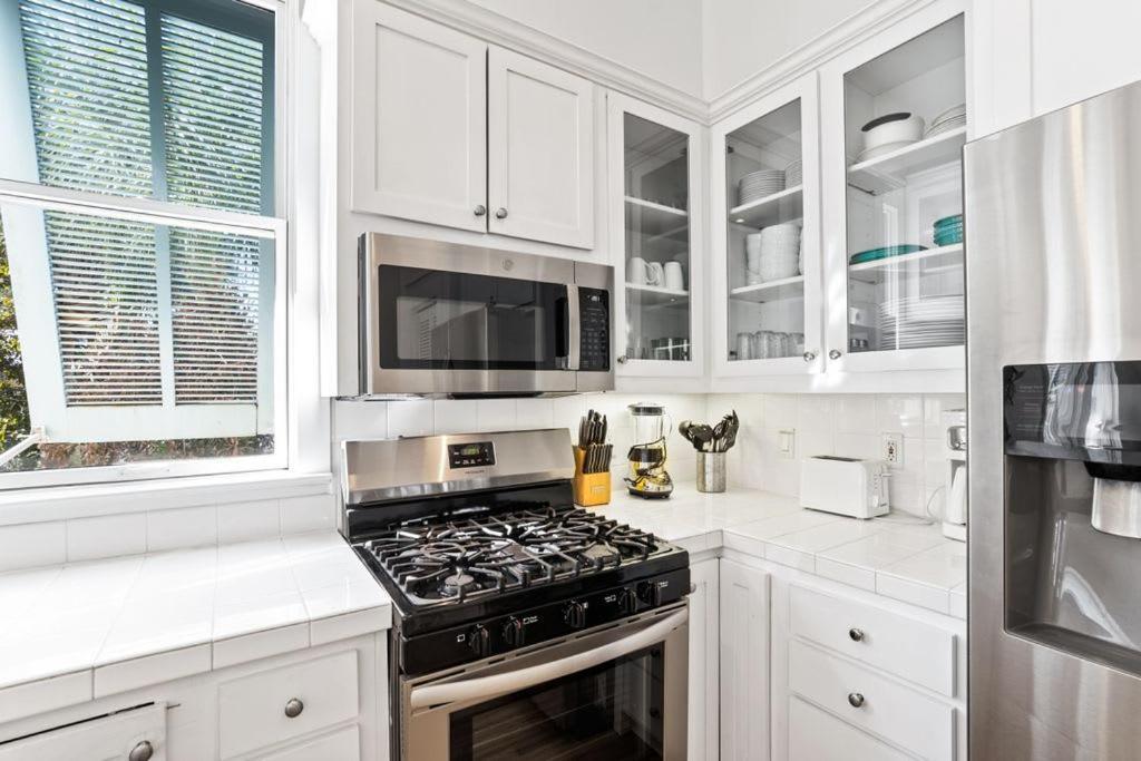 Holiday home 2-story Home, Walk To Beach, Hot Tub, Free Wifi, Pets Ok, Community Pool Access