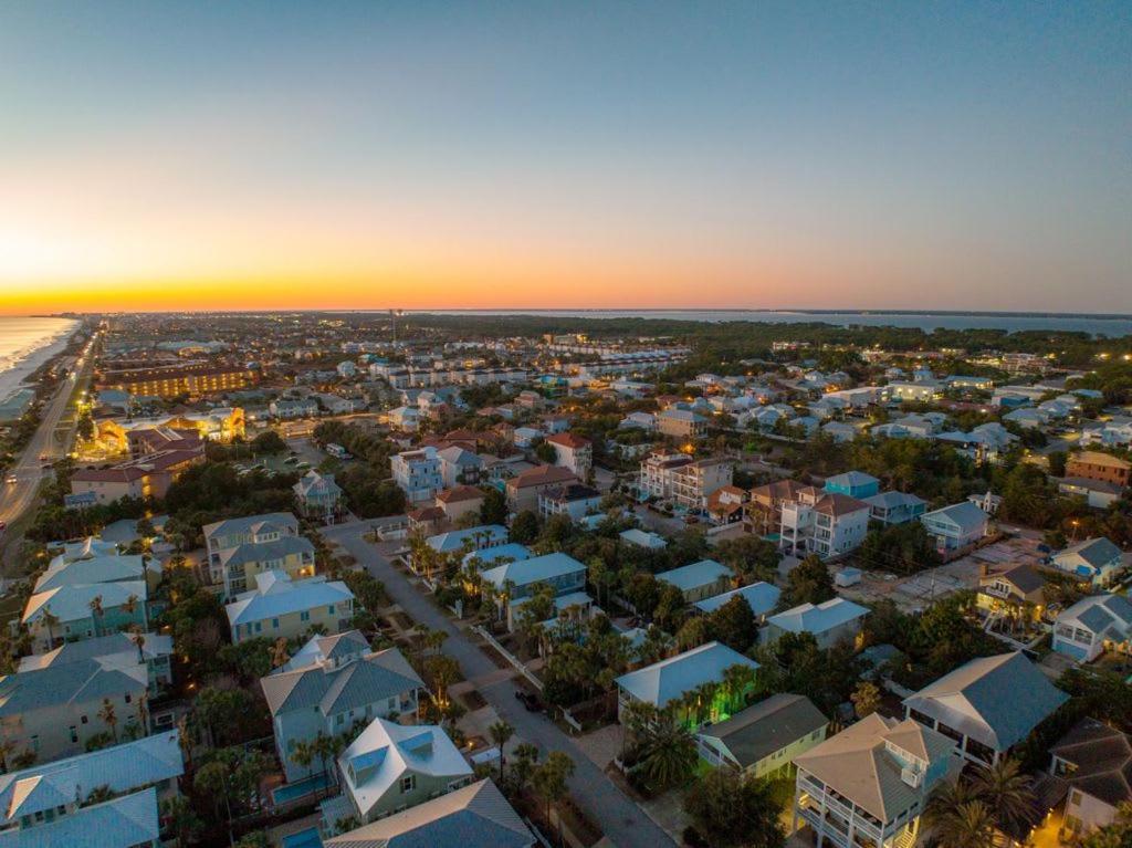 2-story Home, Walk To Beach, Hot Tub, Free Wifi, Pets Ok, Community Pool Access Holiday home Destin