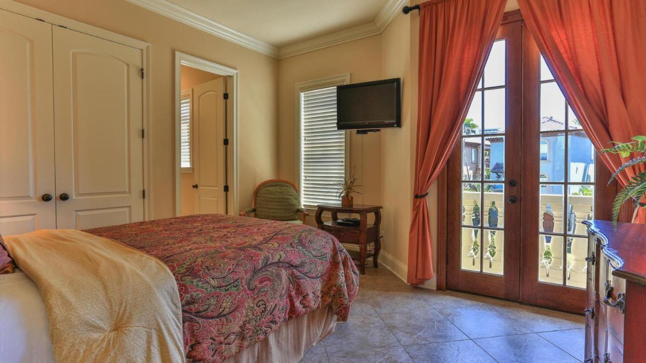 Monaco - Easy Access Dogs Welcome Gated Community Large Pool Holiday home *