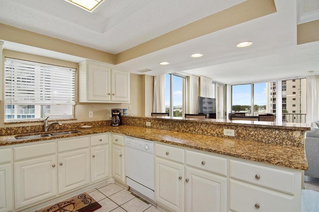 1056 Shoreline Towers Spacious & Charming * Destin