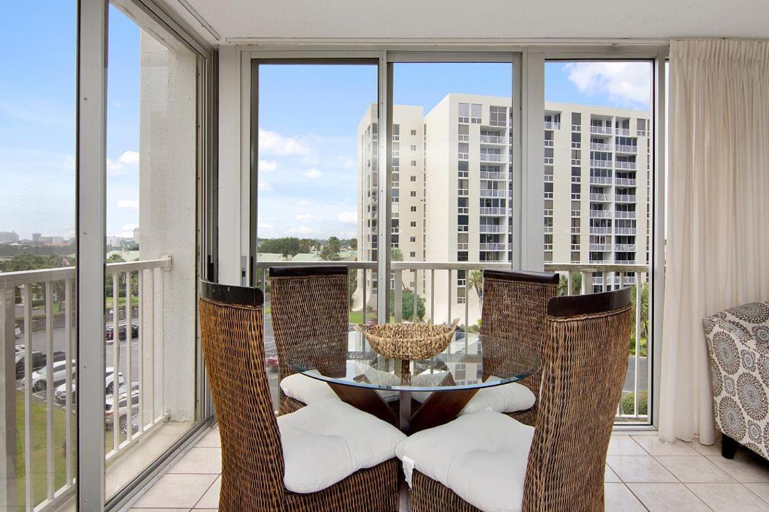 1056 Shoreline Towers Spacious & Charming Holiday home Destin
