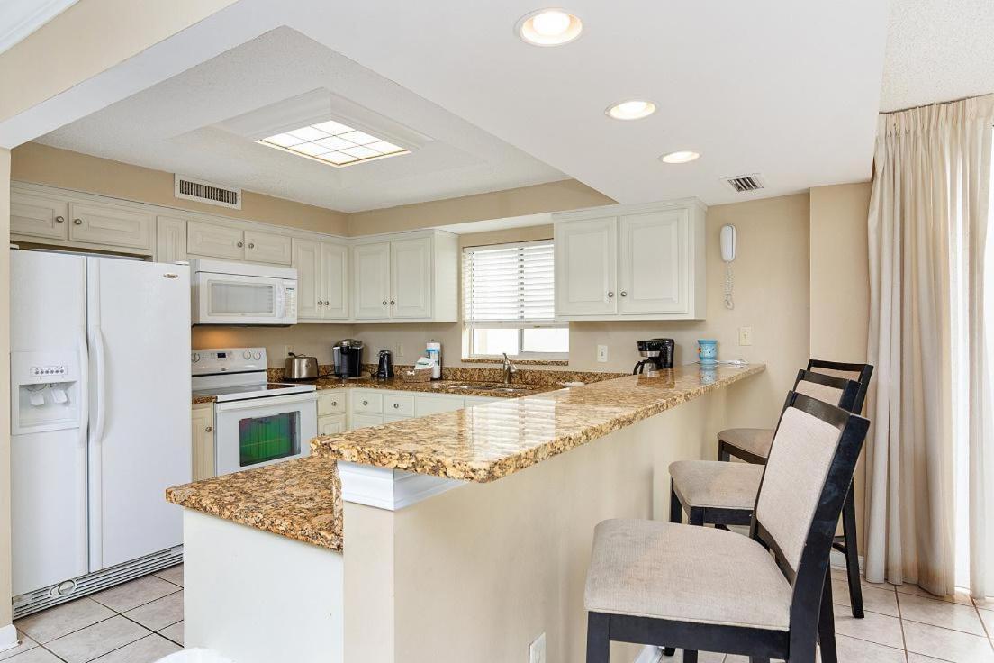 1056 Shoreline Towers Spacious & Charming *