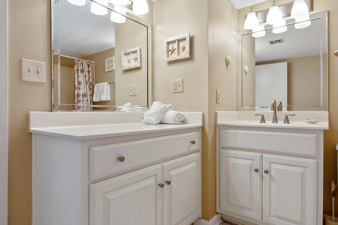 1056 Shoreline Towers Spacious & Charming *