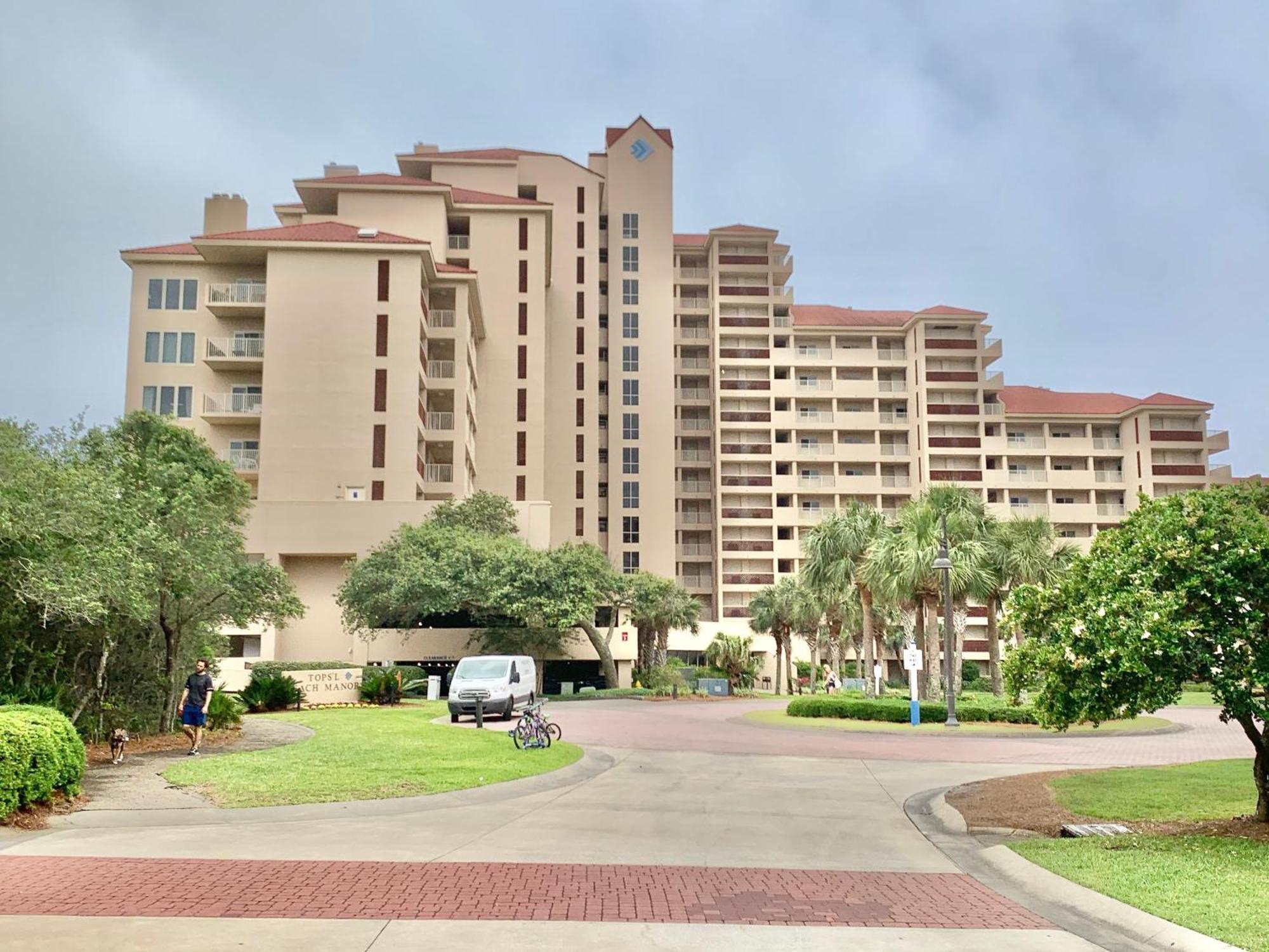 905 Tops'l Manor
