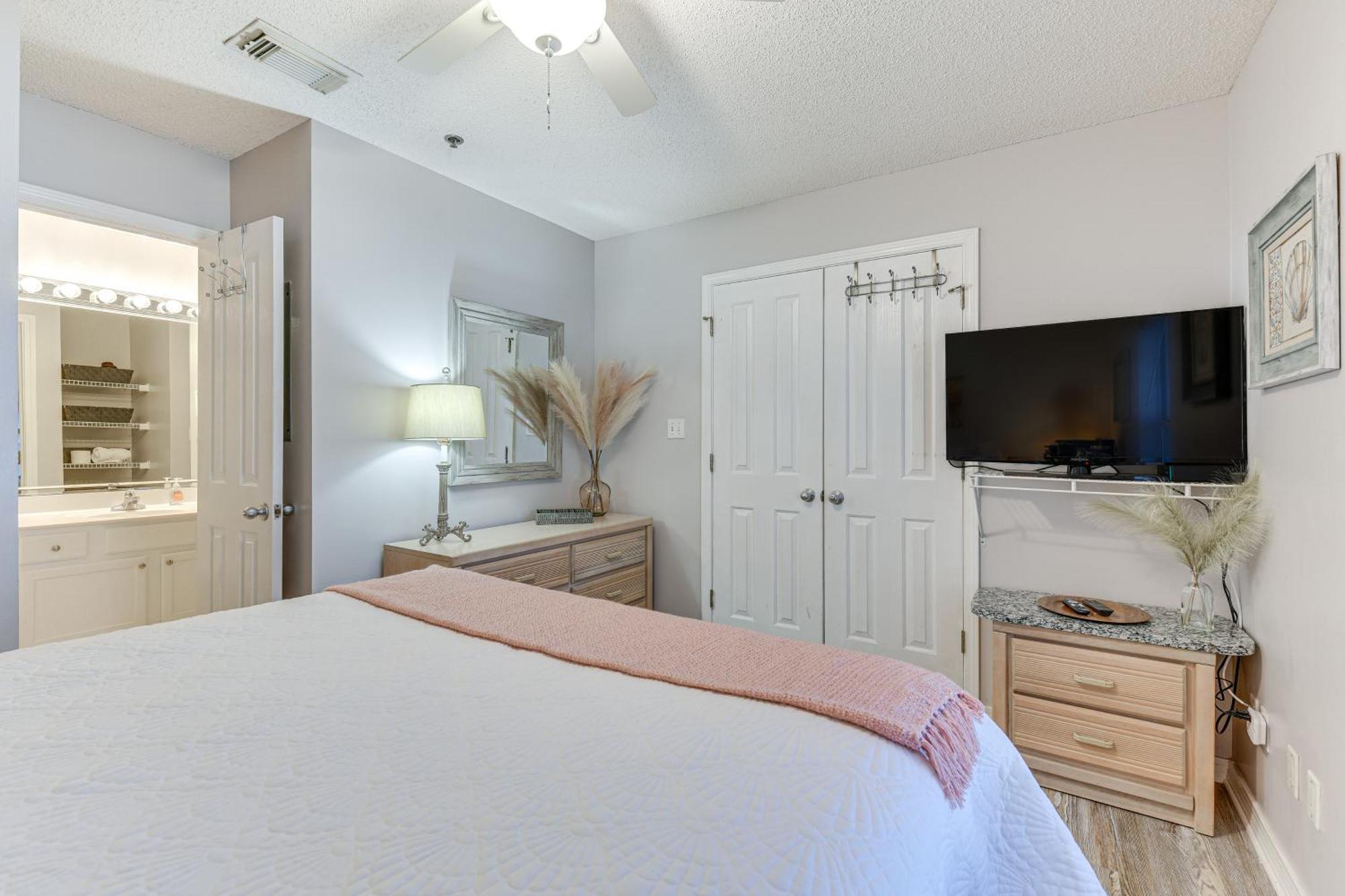Apartment Lovely With Pool Access Walk To Beach!
