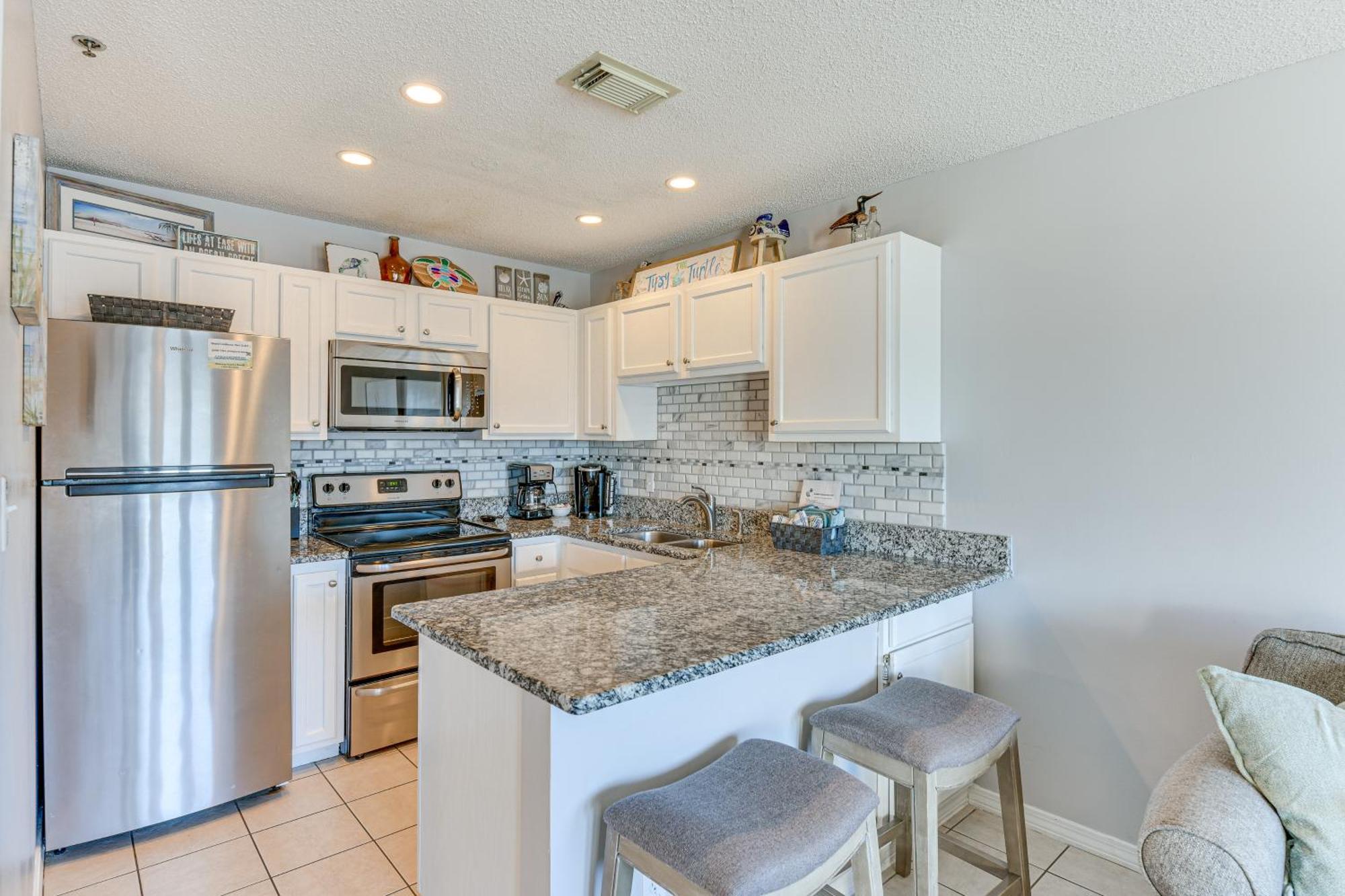 Lovely With Pool Access Walk To Beach! Apartment Destin