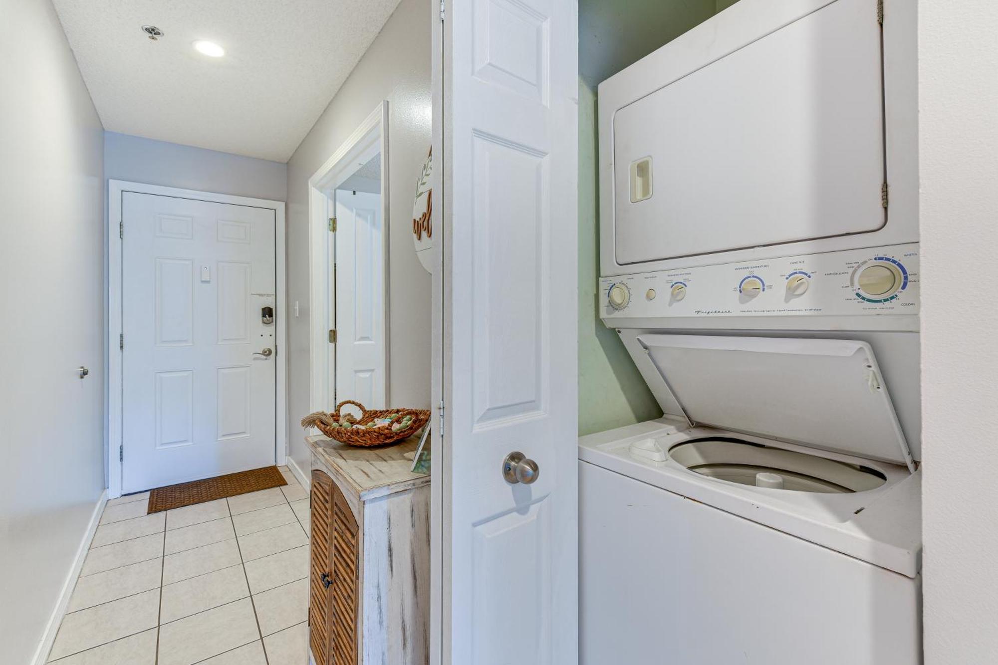 Lovely With Pool Access Walk To Beach!