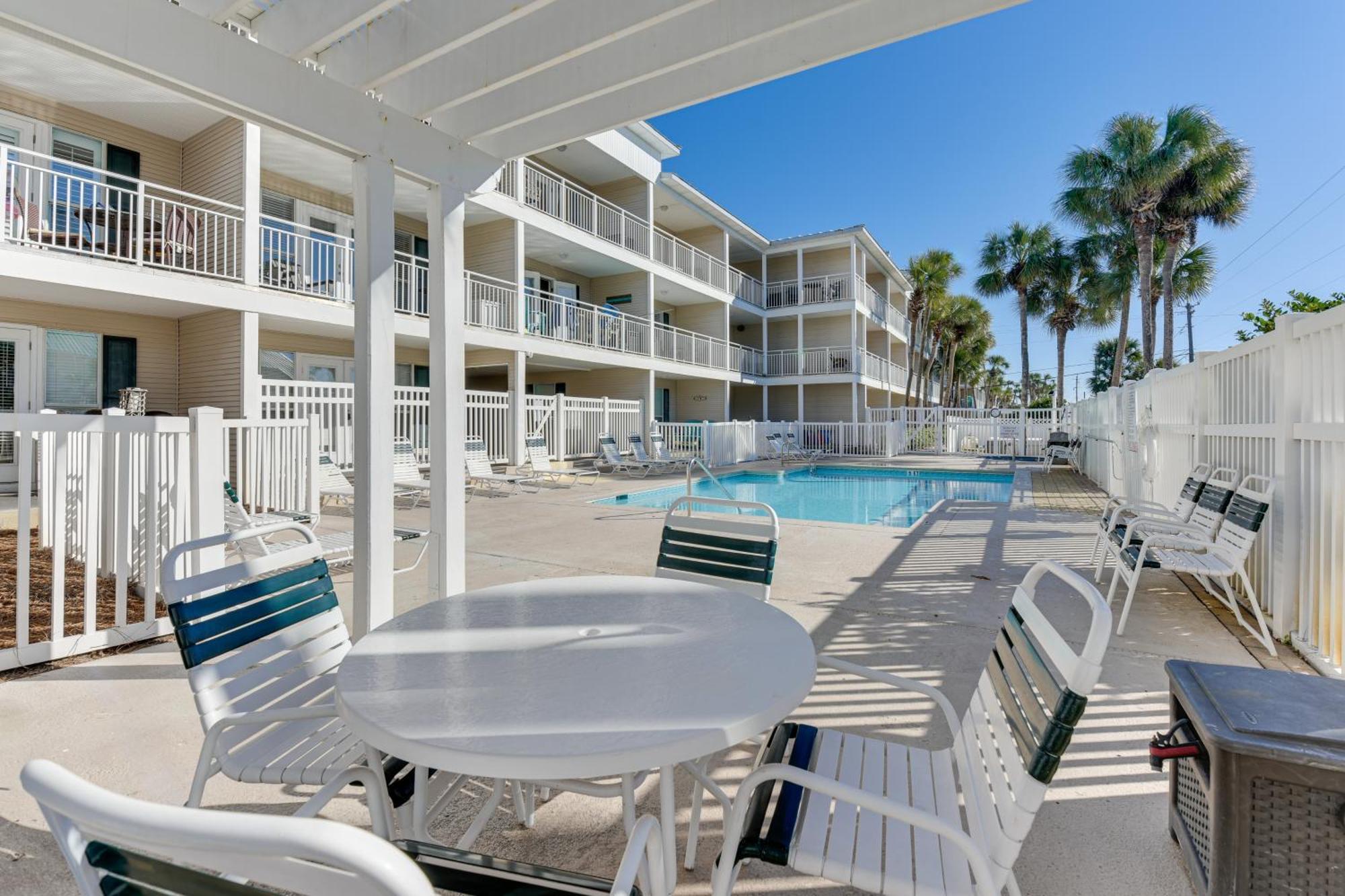 Apartment Lovely With Pool Access Walk To Beach! Destin