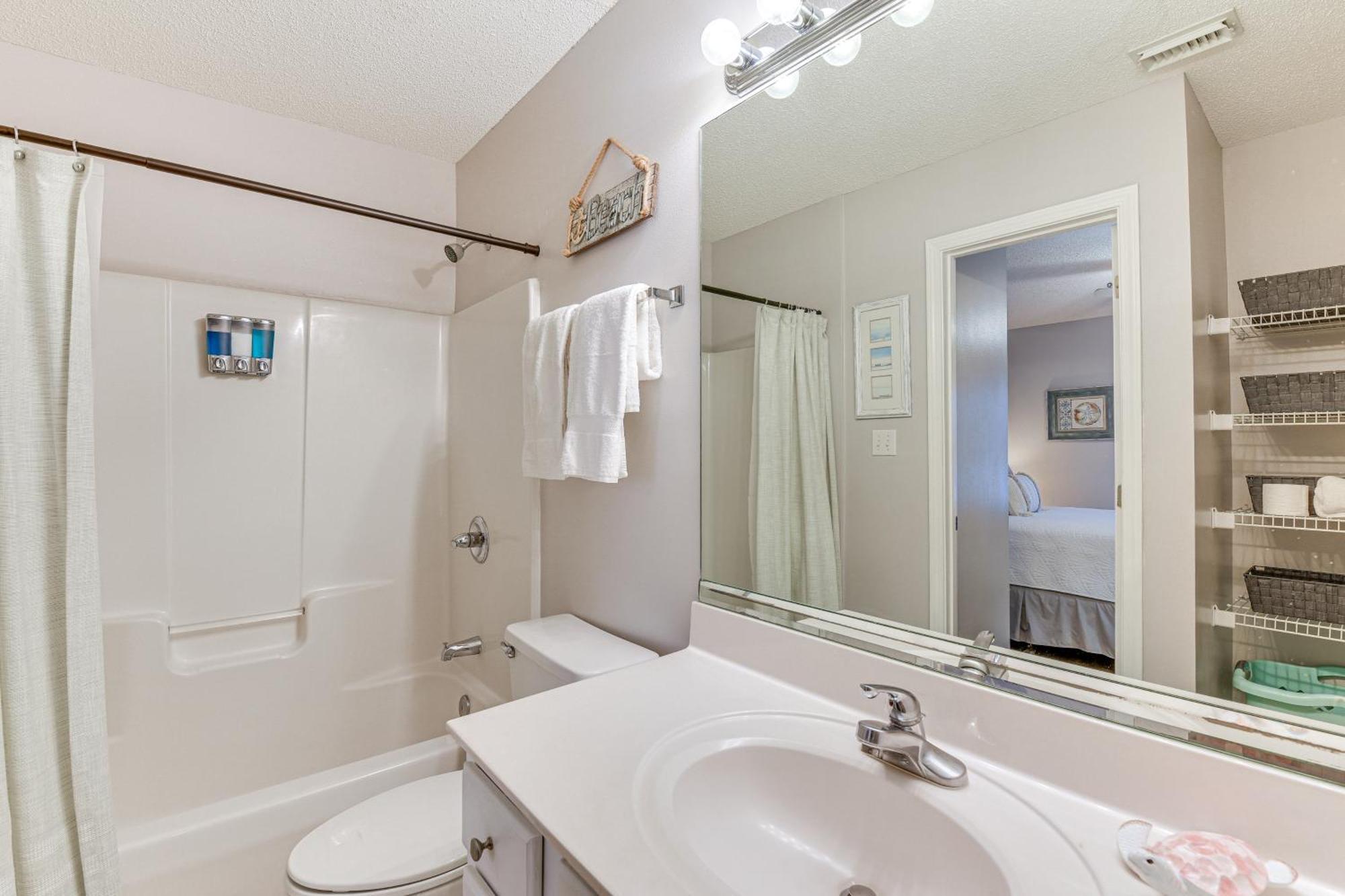 Lovely With Pool Access Walk To Beach! Apartment