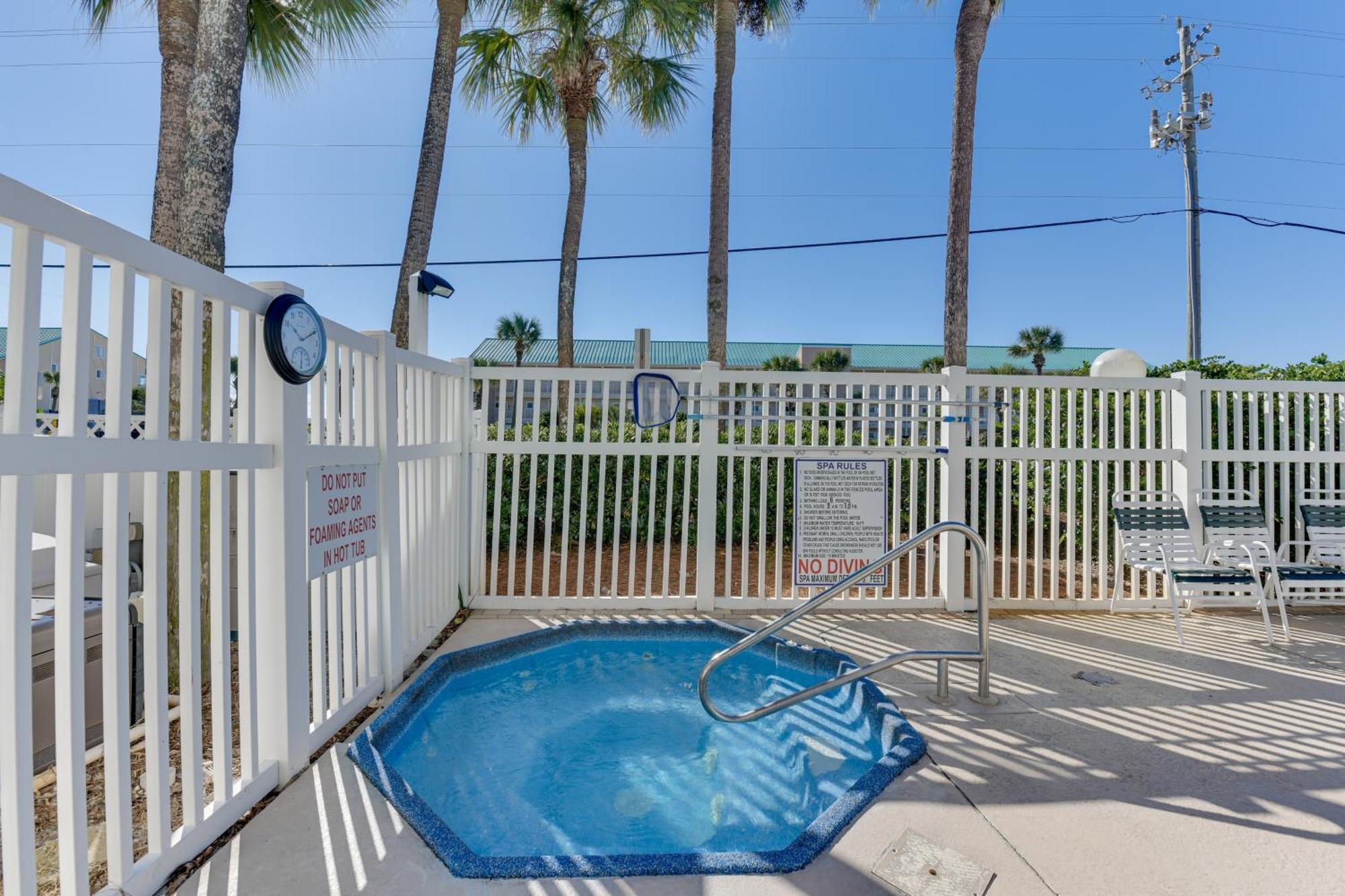 Lovely With Pool Access Walk To Beach! *