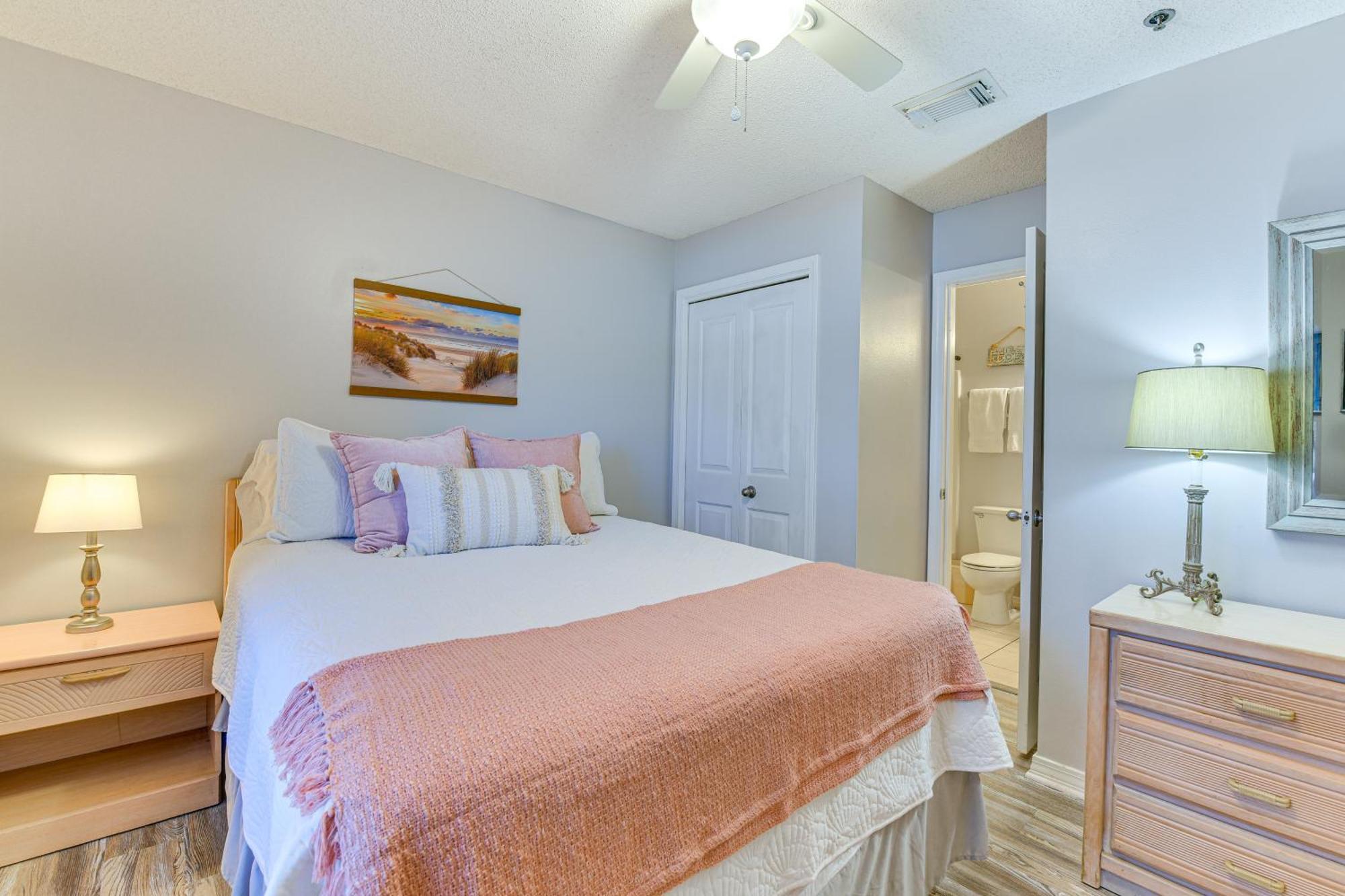 Apartment Lovely With Pool Access Walk To Beach!