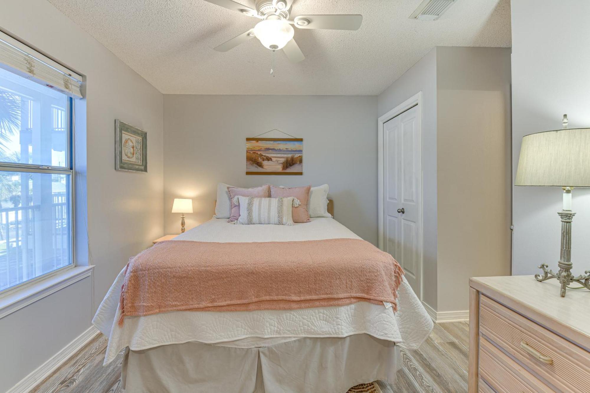 Lovely With Pool Access Walk To Beach! Destin