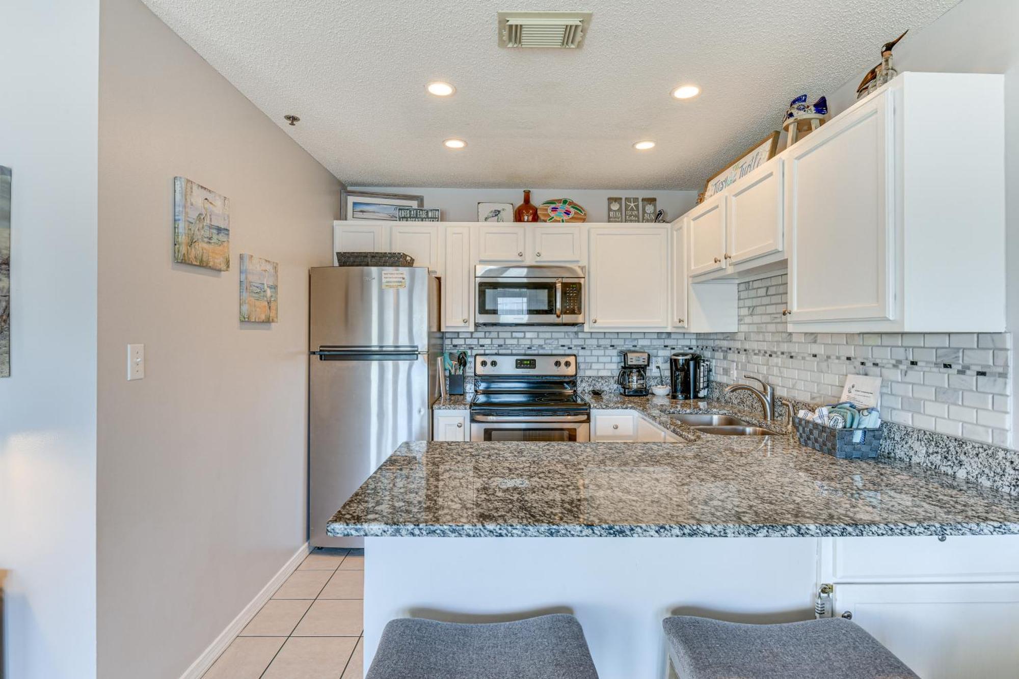 Lovely With Pool Access Walk To Beach! Apartment