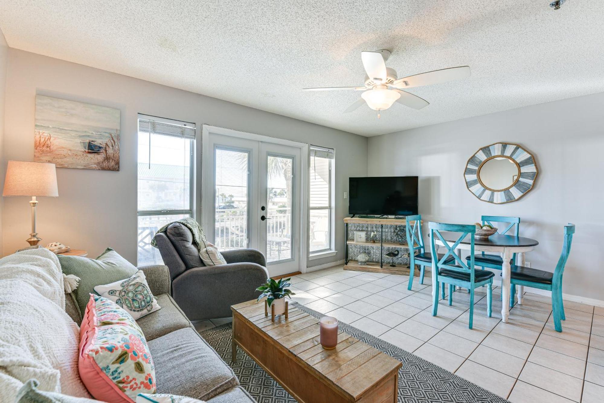 Lovely With Pool Access Walk To Beach! *
