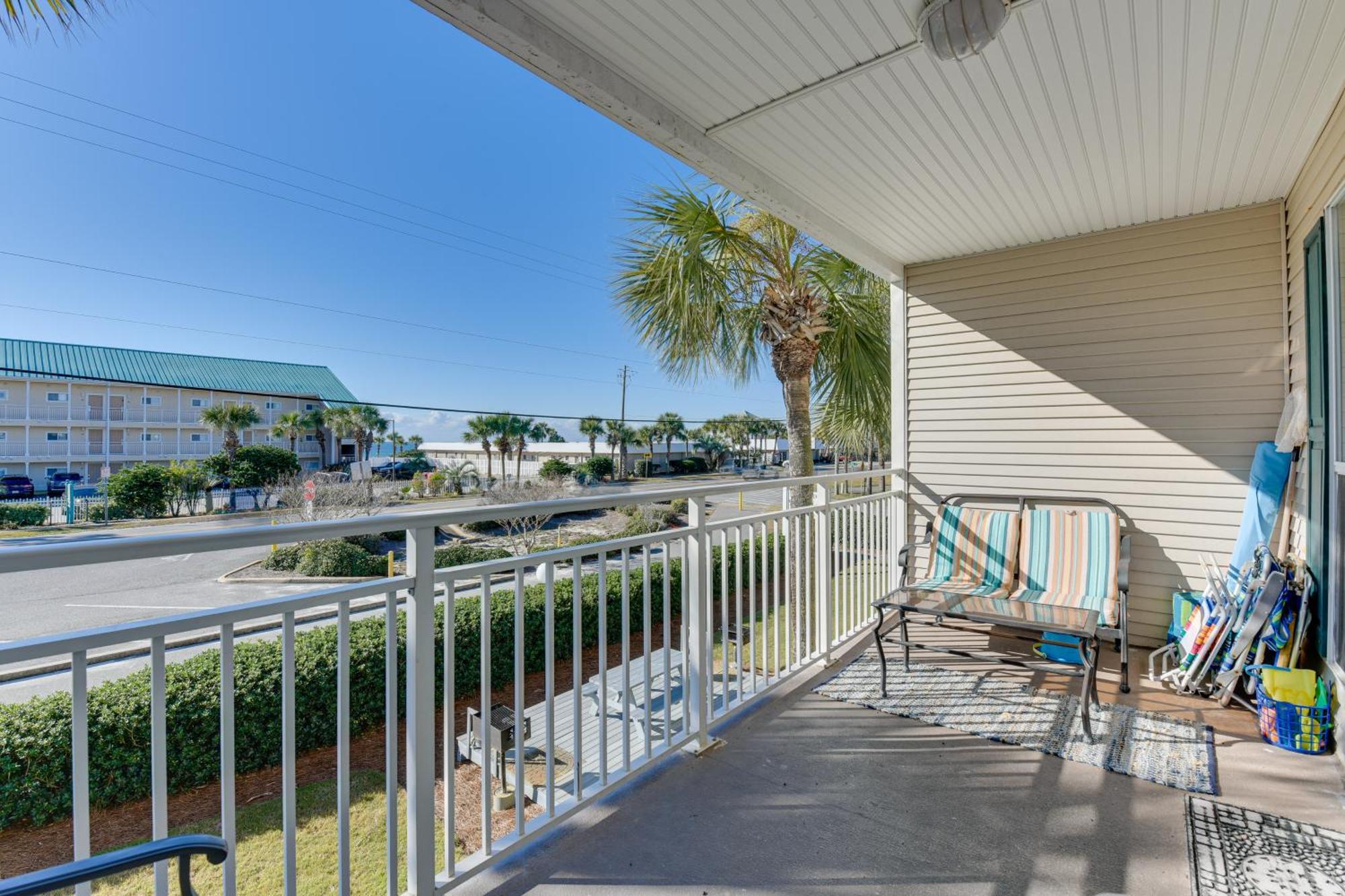 Lovely With Pool Access Walk To Beach! Apartment *
