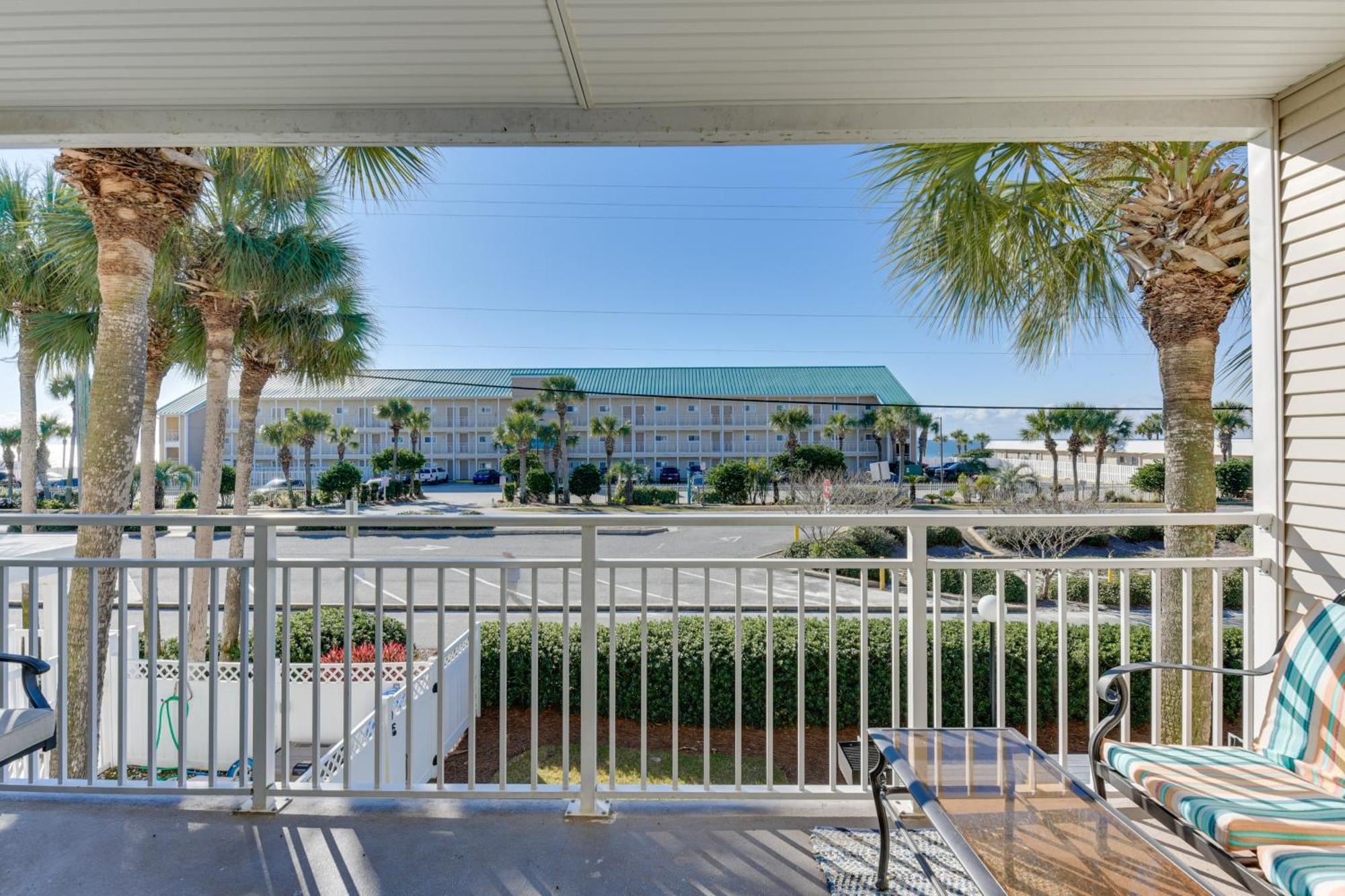 Apartment Lovely With Pool Access Walk To Beach!