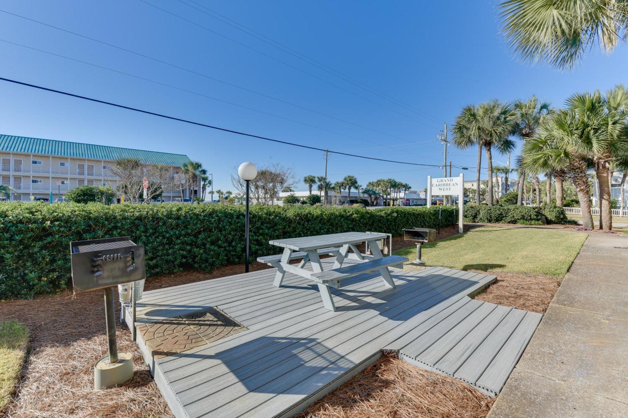 Lovely With Pool Access Walk To Beach!