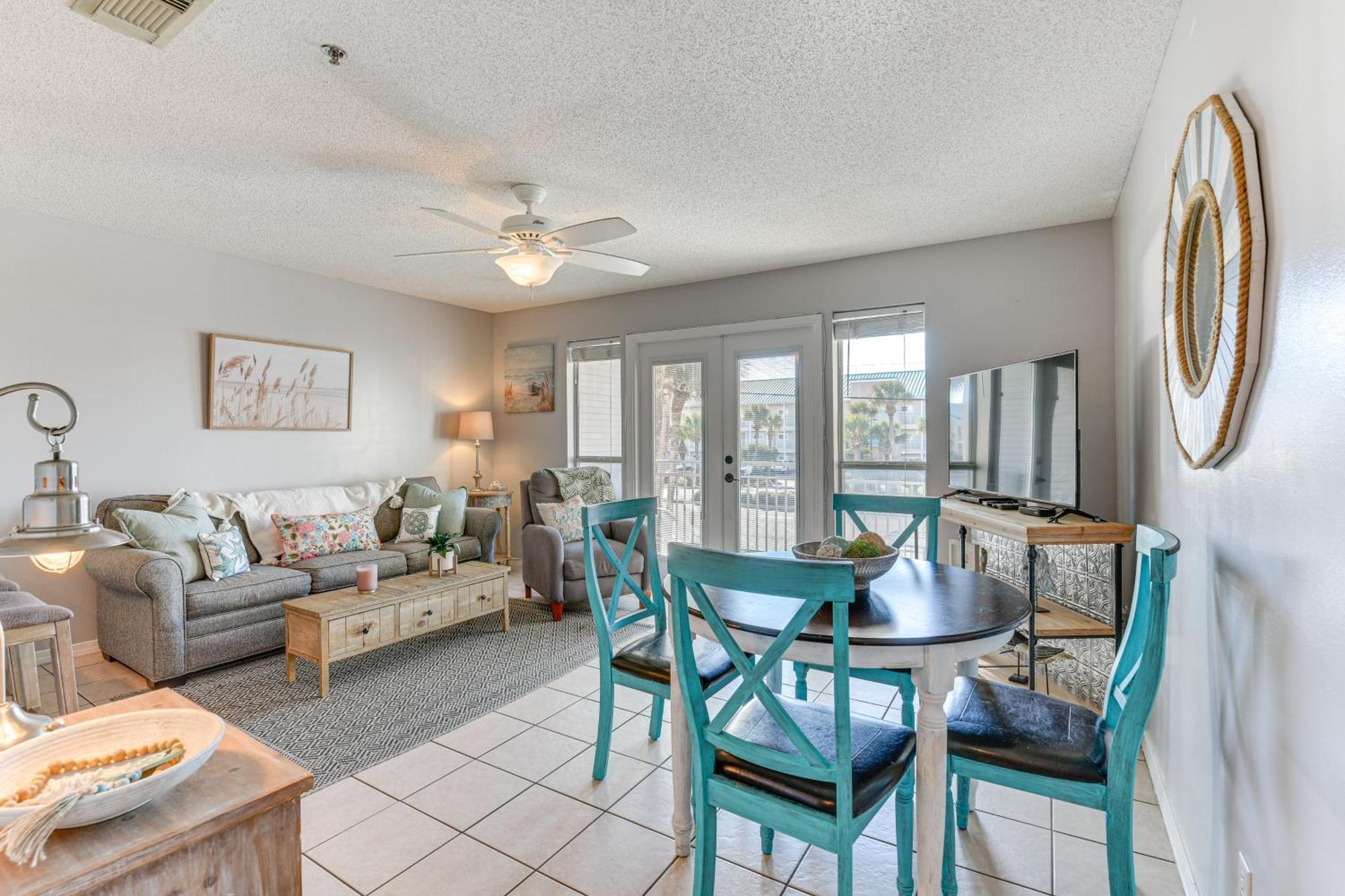 Apartment Lovely With Pool Access Walk To Beach!