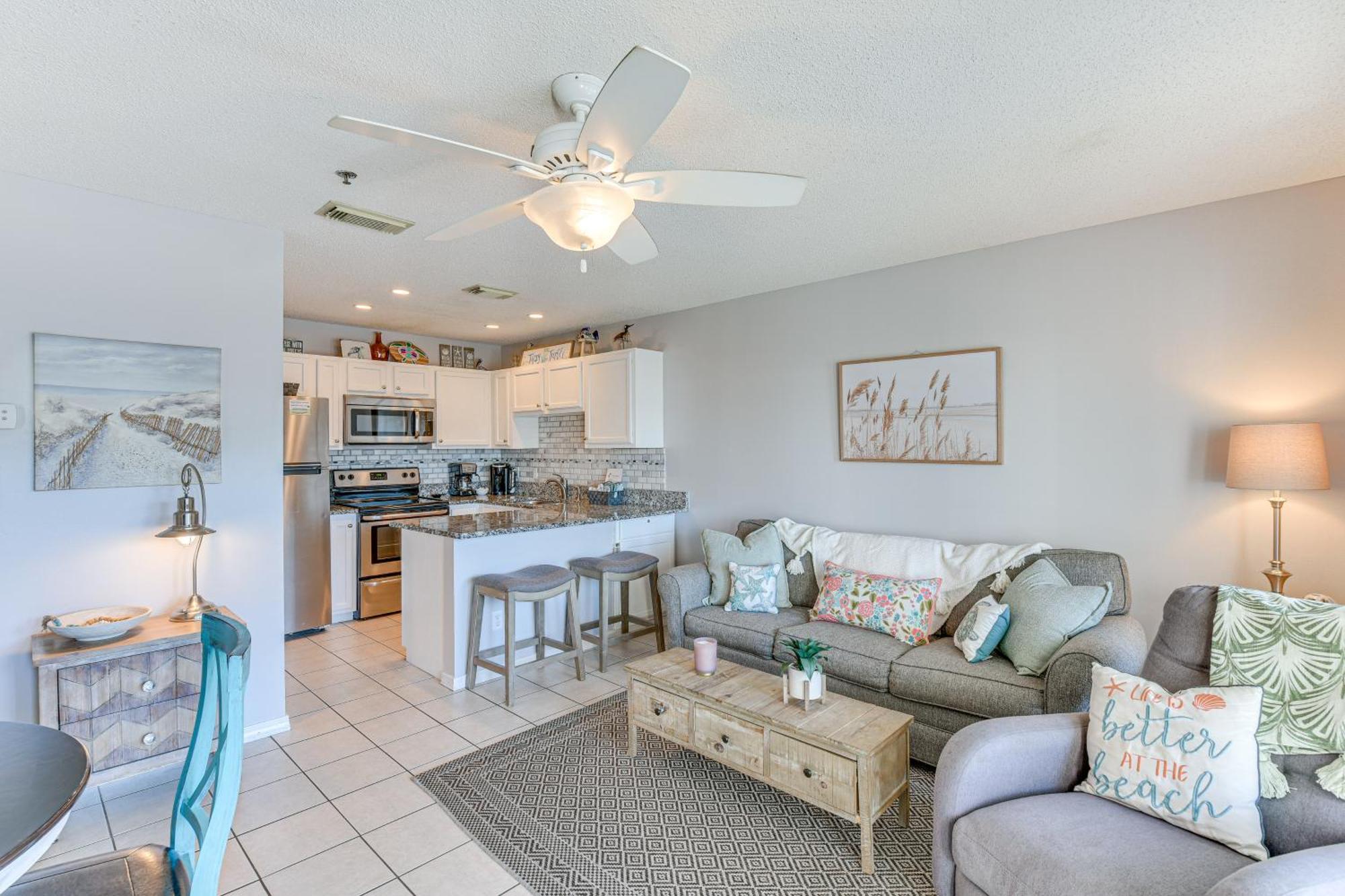 Lovely With Pool Access Walk To Beach! Apartment