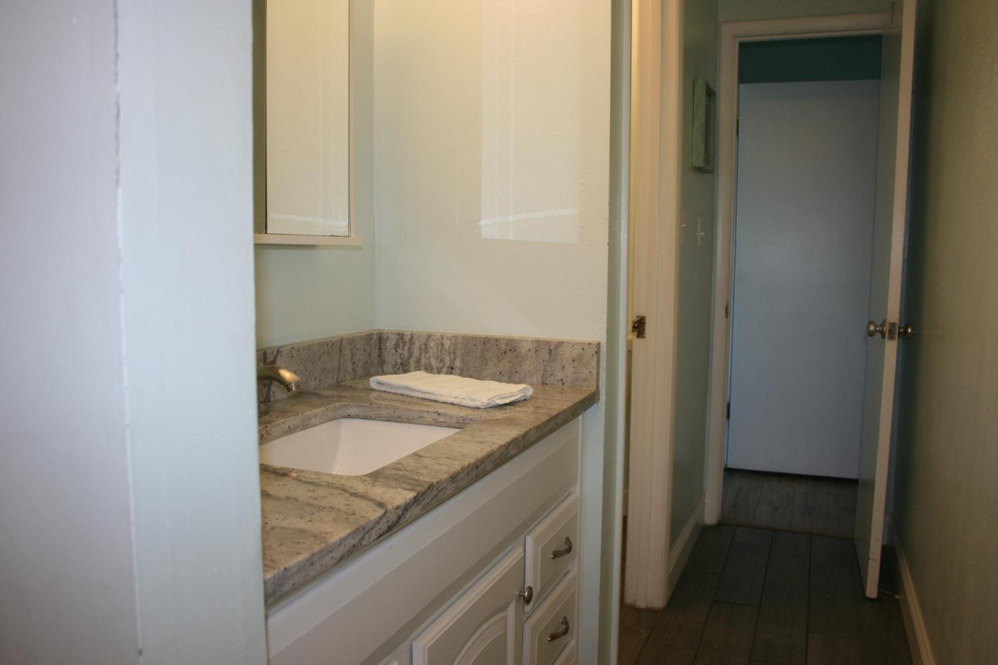 Apartment Coastal Hideaway-pet Friendly-pool-tennis-near Shops!