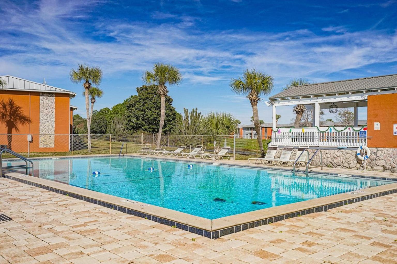 Coastal Hideaway-pet Friendly-pool-tennis-near Shops! Apartment
