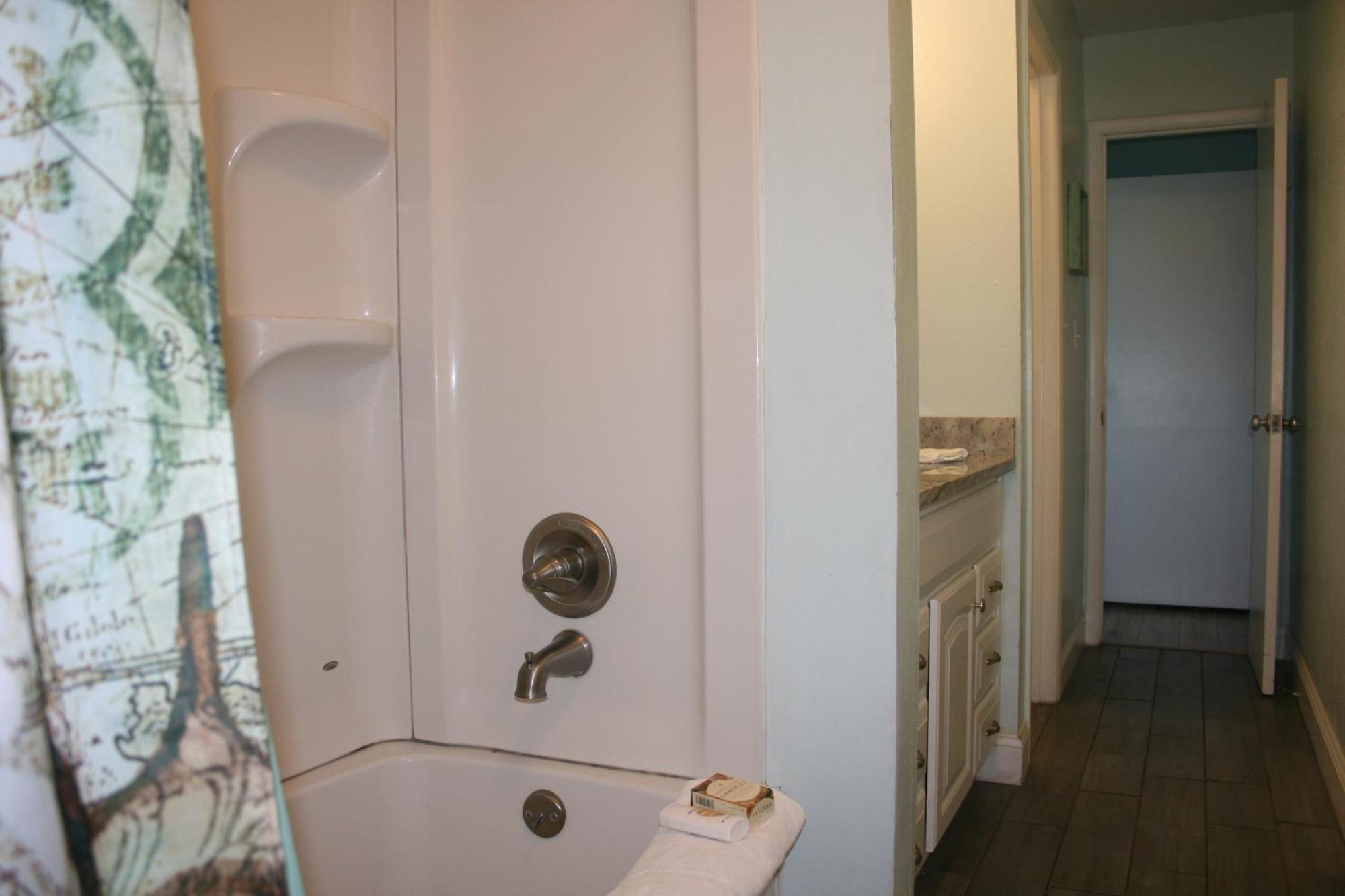 Coastal Hideaway-pet Friendly-pool-tennis-near Shops! Apartment *