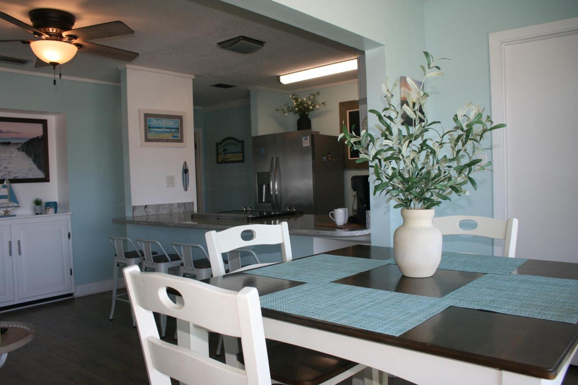 Apartment Coastal Hideaway-pet Friendly-pool-tennis-near Shops!