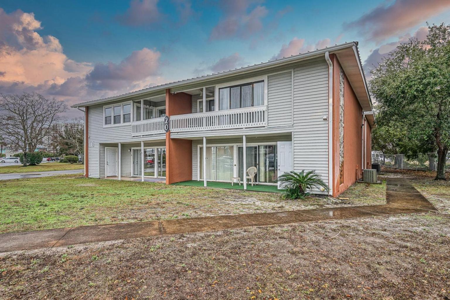 Coastal Hideaway-pet Friendly-pool-tennis-near Shops! Apartment