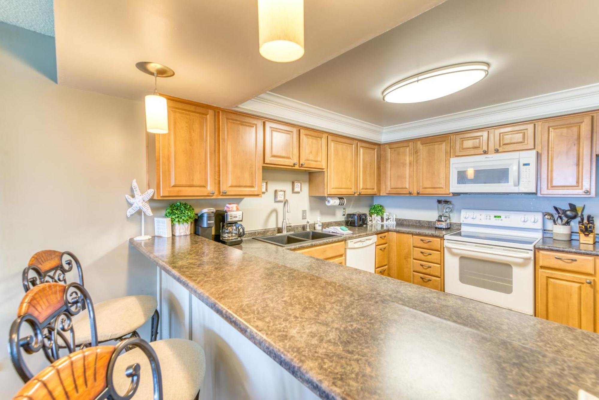 House D602 - Beachfront With Pool, Wifi, & Service Apartment *