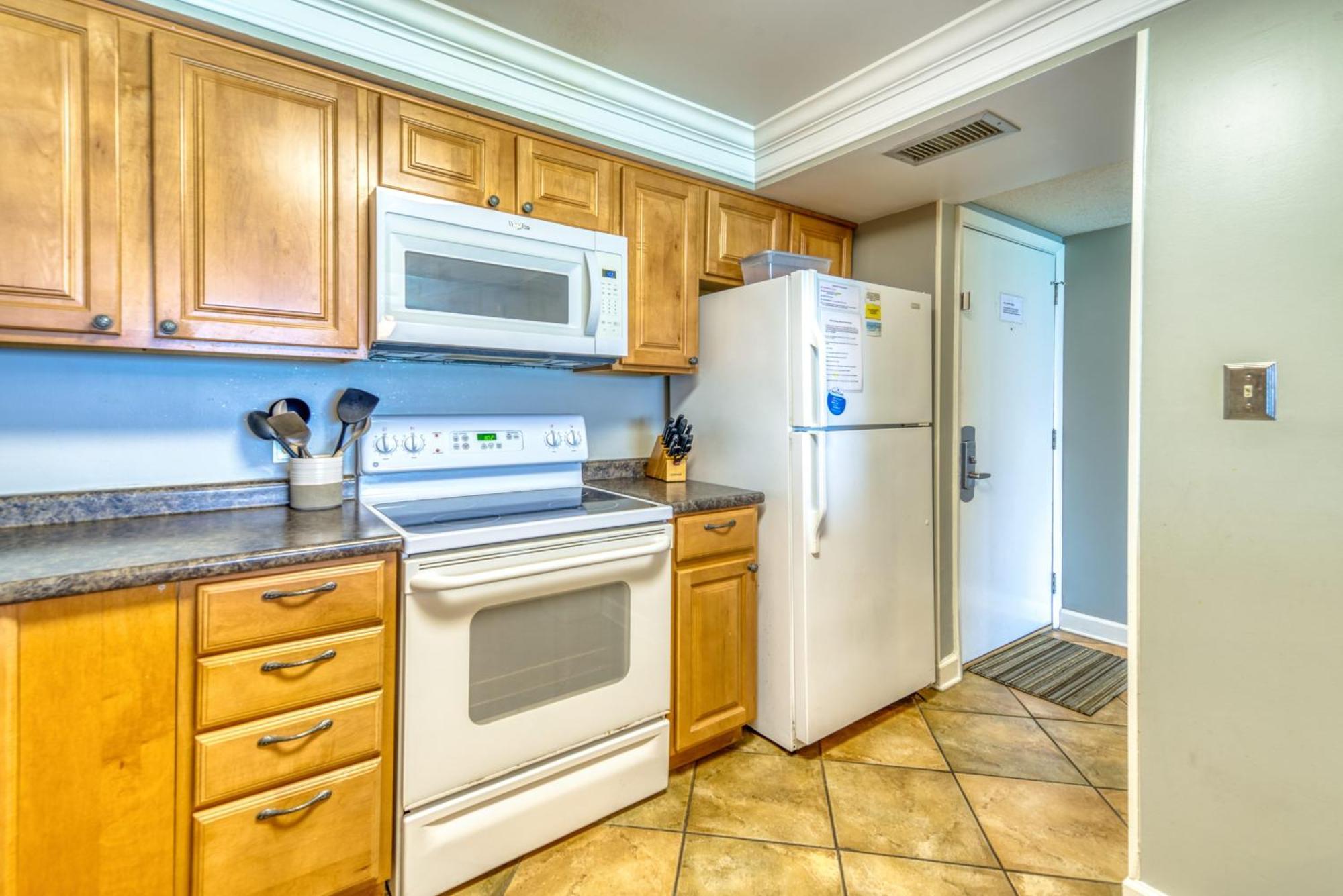 Apartment House D602 - Beachfront With Pool, Wifi, & Service *
