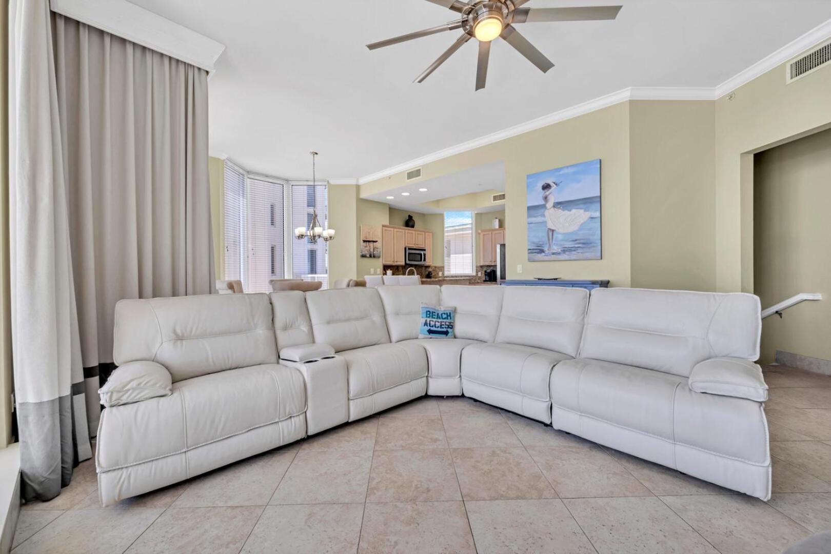 Beautiful Spacious Penthouse 2 Story Front Sleeps 12! Holiday home Destin