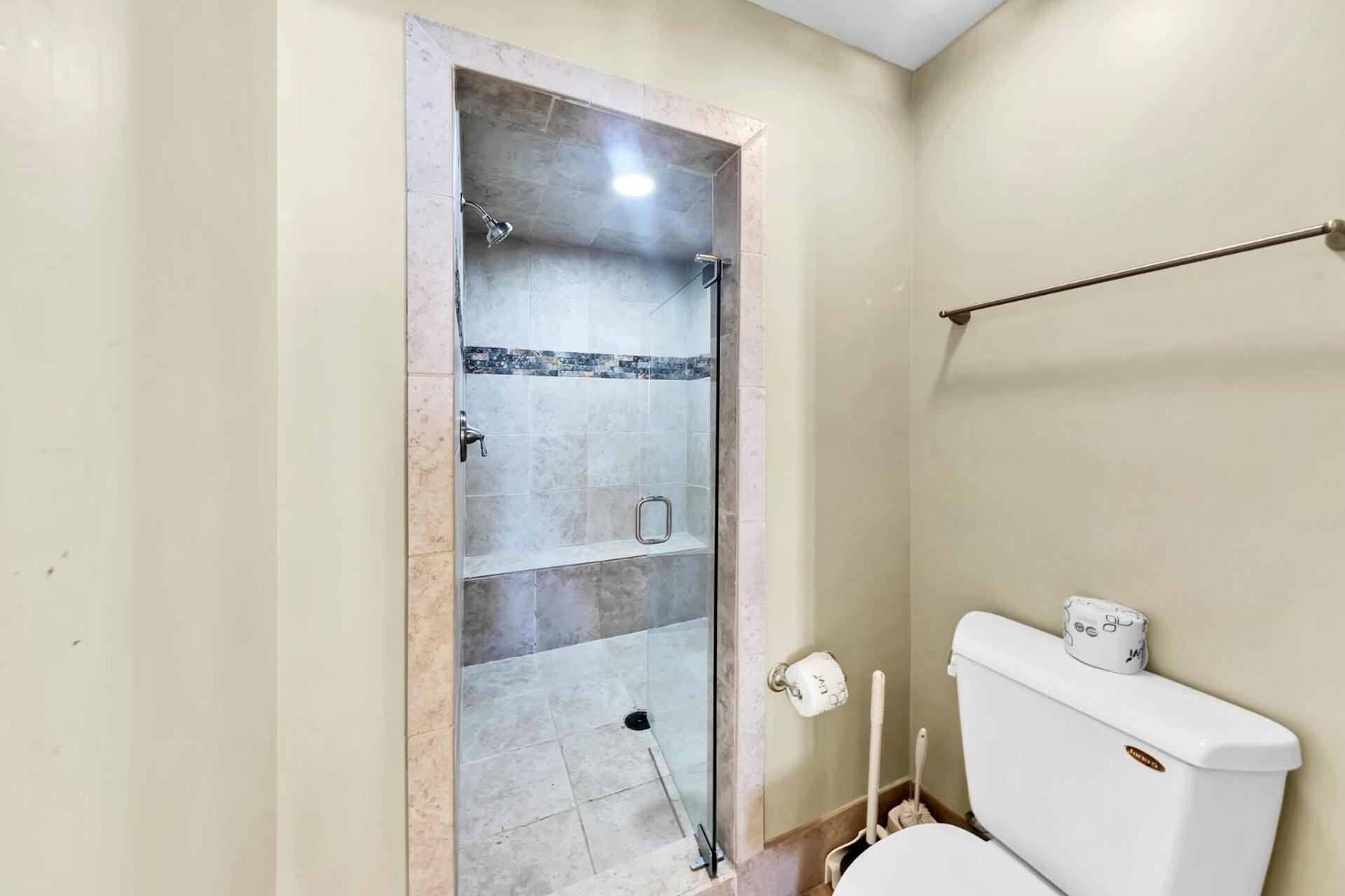 Beautiful Spacious Penthouse 2 Story Front Sleeps 12! *