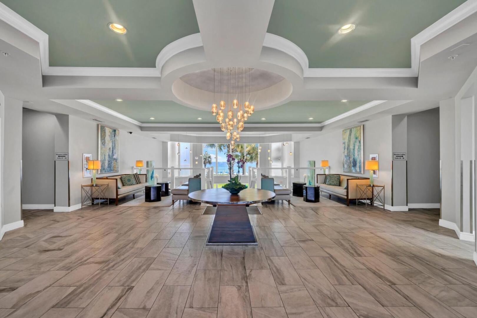 Beautiful Spacious Penthouse 2 Story Front Sleeps 12! Holiday home Destin