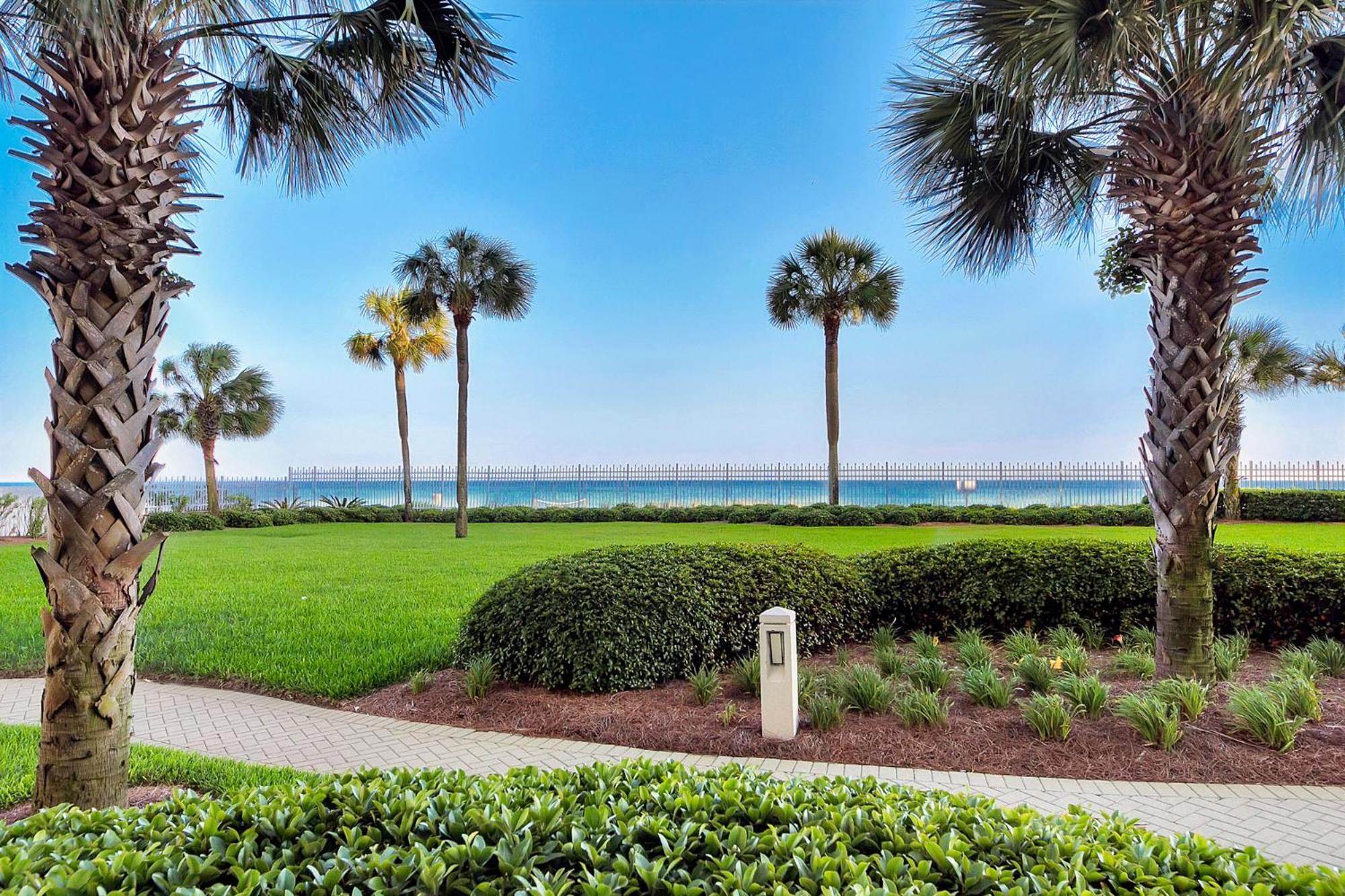 Beautiful Spacious Penthouse 2 Story Front Sleeps 12! *