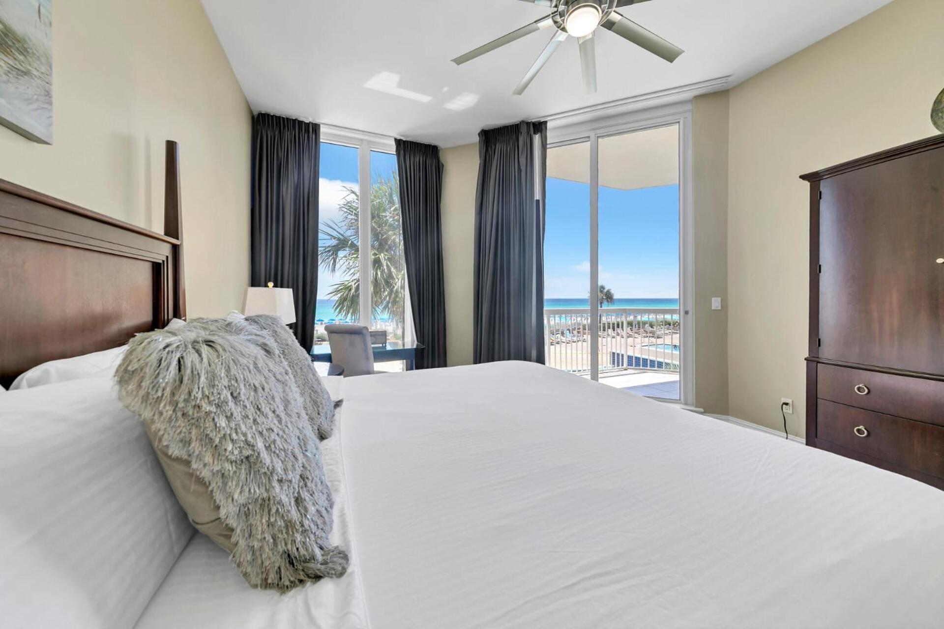 Beautiful Spacious Penthouse 2 Story Front Sleeps 12! Destin