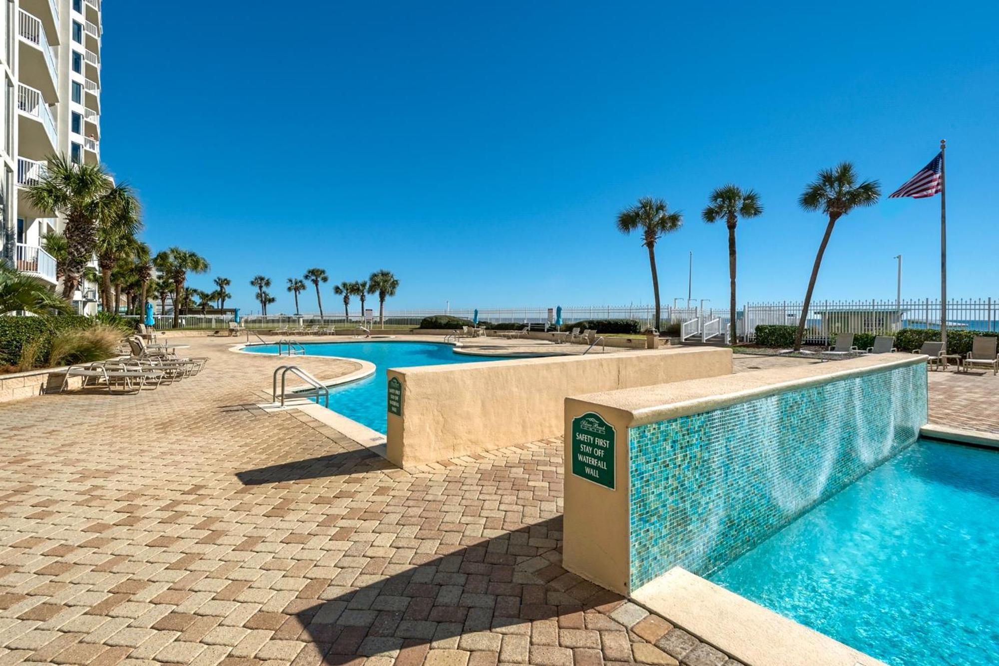 Beautiful Spacious Penthouse 2 Story Front Sleeps 12! Holiday home