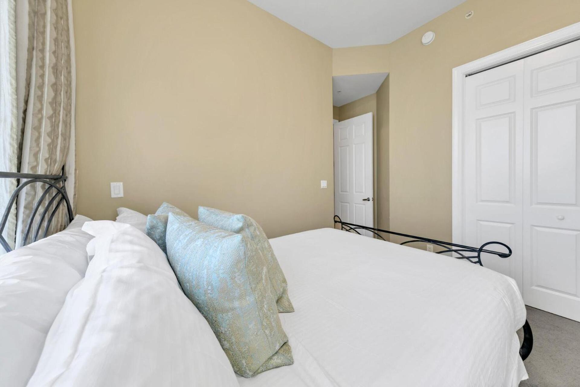 Holiday home Beautiful Spacious Penthouse 2 Story Front Sleeps 12! *