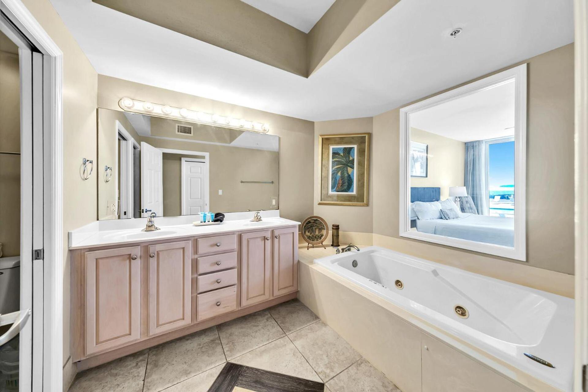 Beautiful Spacious Penthouse 2 Story Front Sleeps 12!