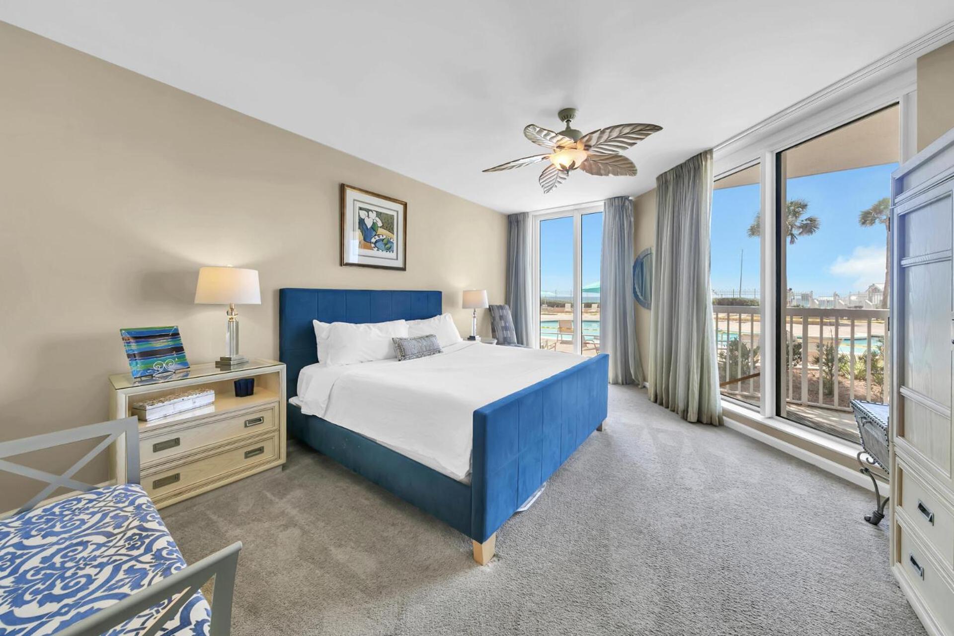 Beautiful Spacious Penthouse 2 Story Front Sleeps 12! Holiday home